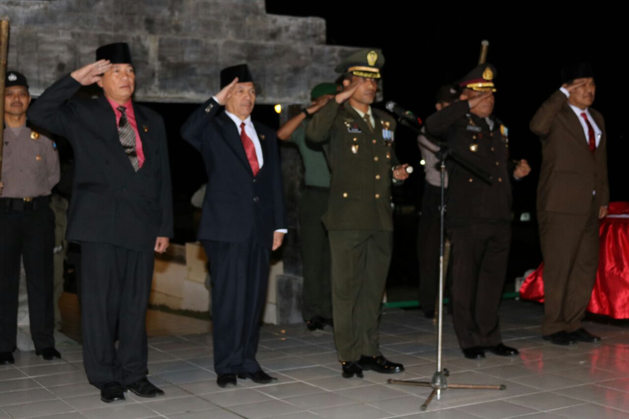 Bupati Tapsel Hadiri Malam Renungan Suci